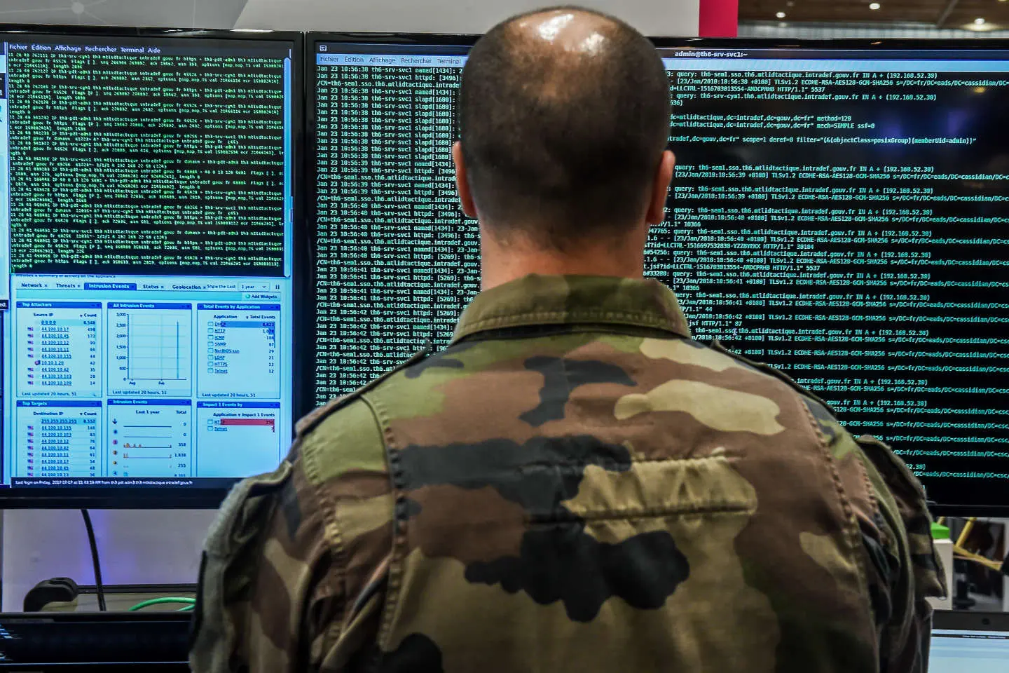 Un technicien opérateur cyberdéfense devant ses écrans