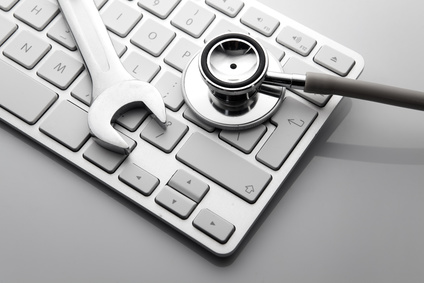 un outil et un stethoscope posé sur un clavier gris